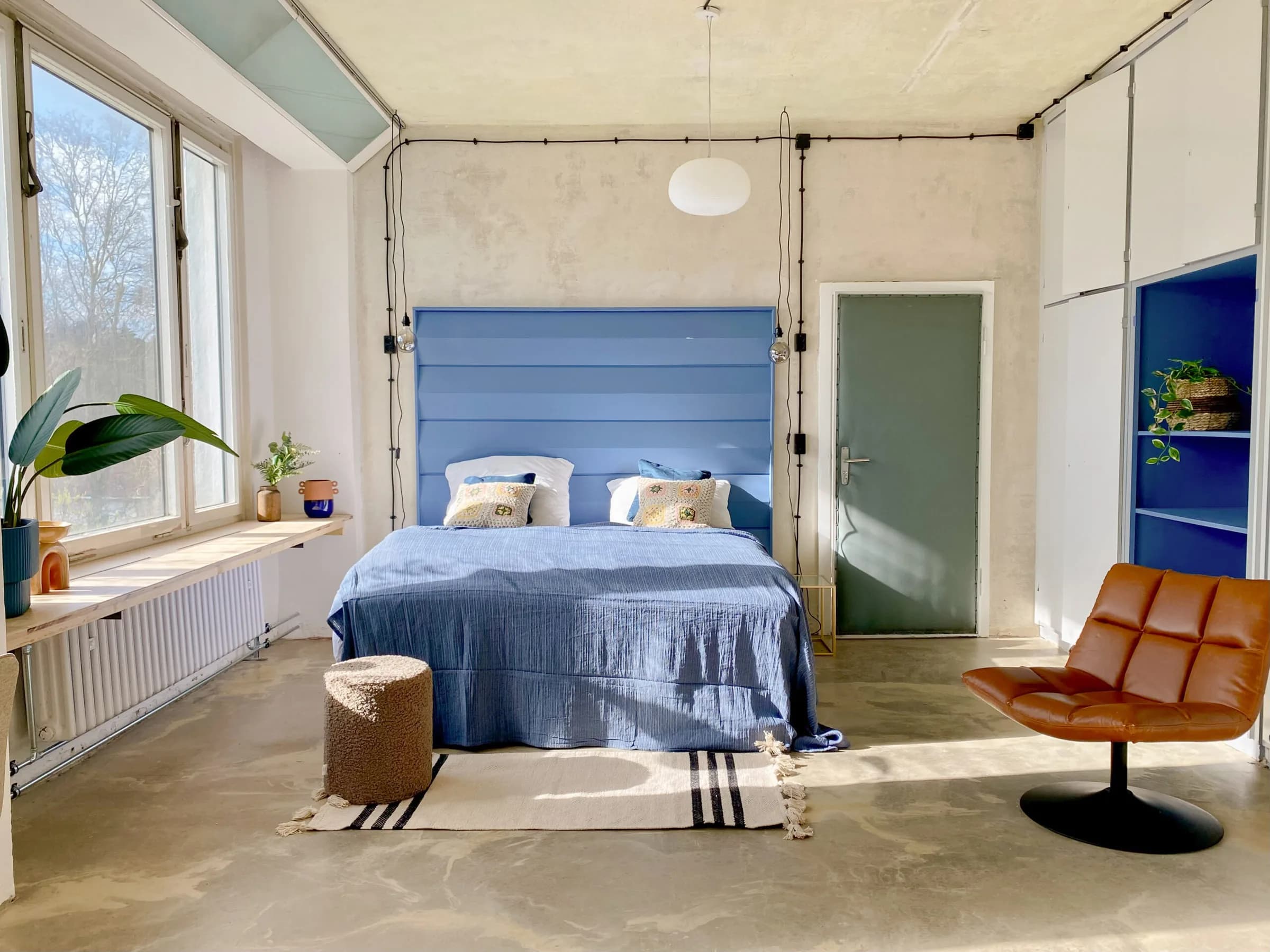 Gästezimmer mit Doppelbett in der ehemaligen Poliklinik