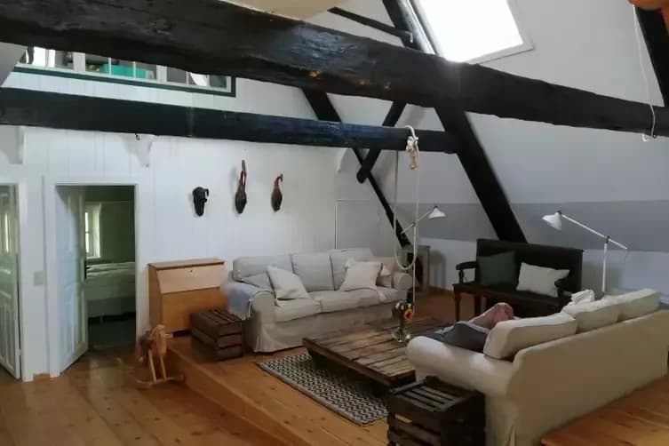 Wohnraum mit Sofas unter dem Dach