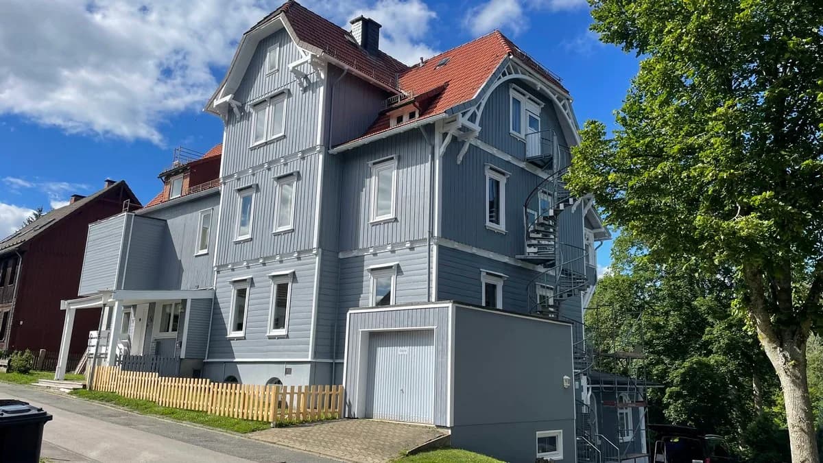Hausansicht im Sommer