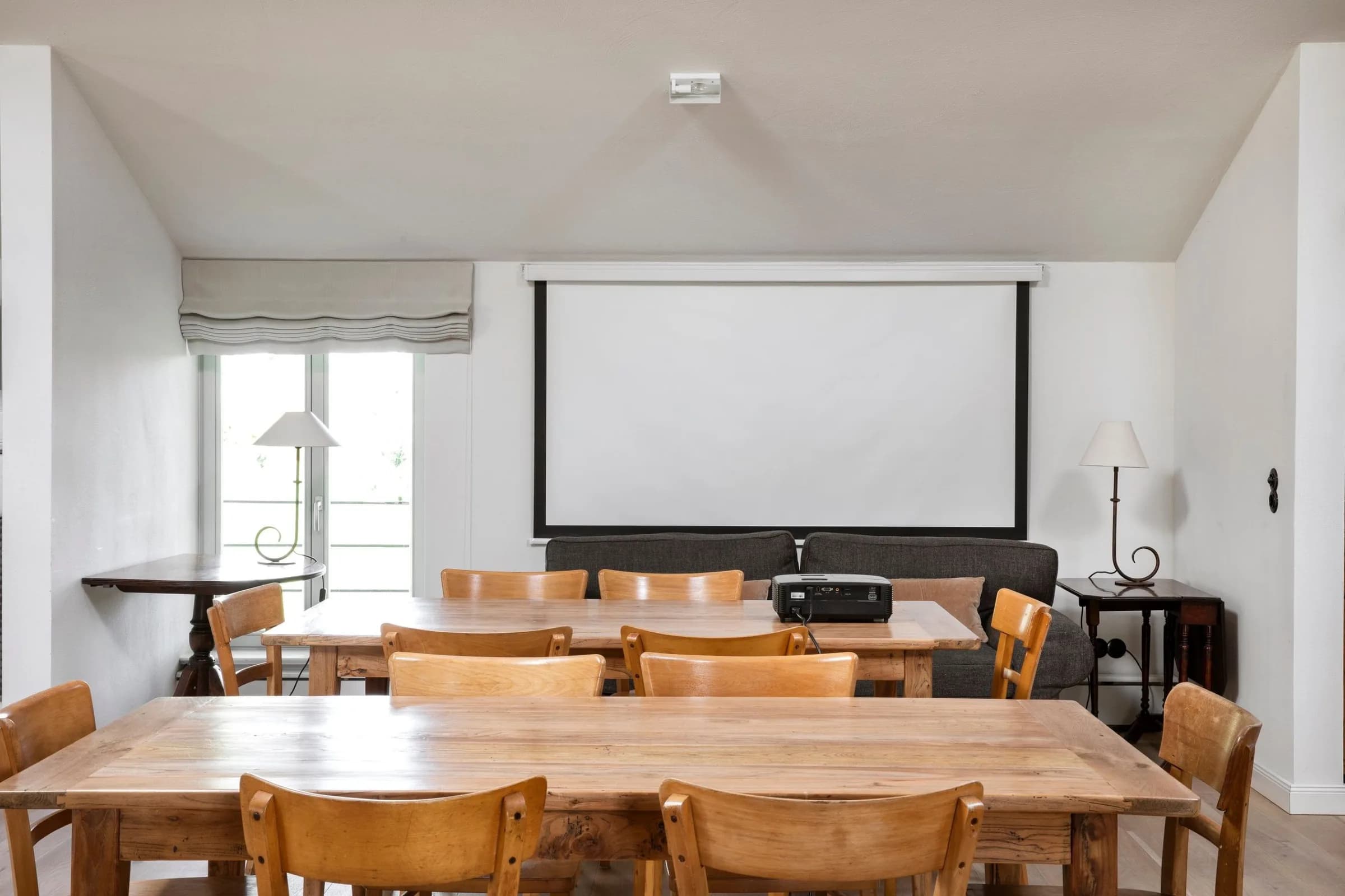 Seminarraum mit Leinwand und Beamer