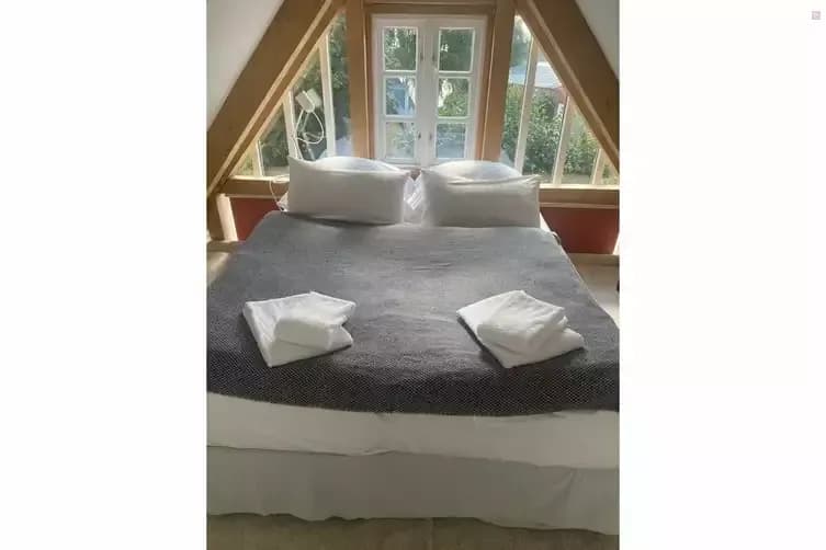 Doppelbett im Giebelzimmer