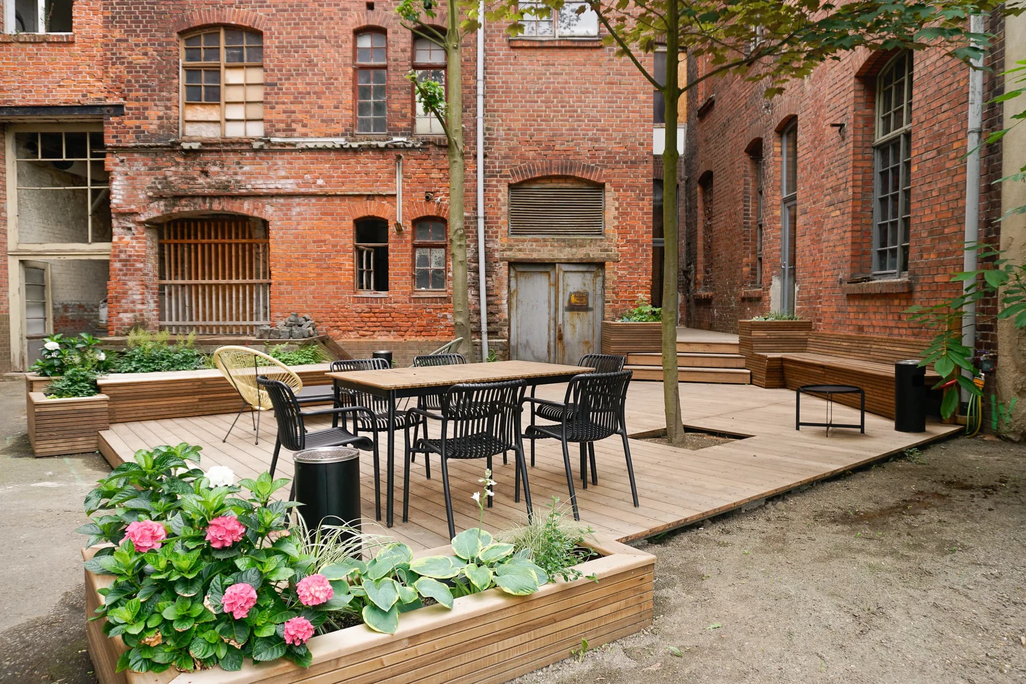 Innenhof mit Terrasse, Esstisch und Hochbeeten
