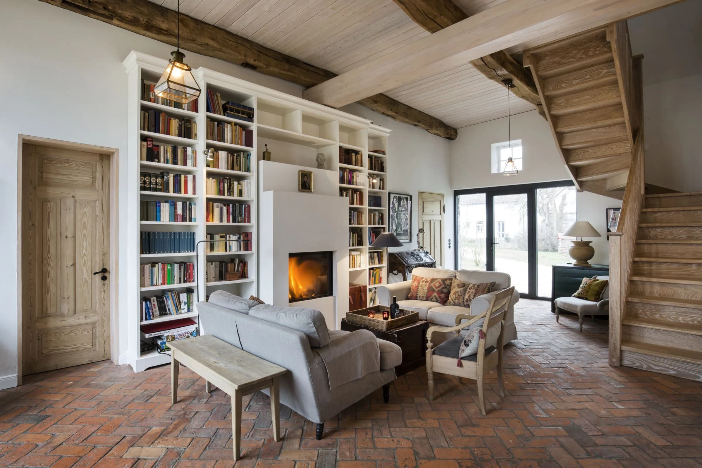 Wohnzimmer mit Kamin und Bücherregal