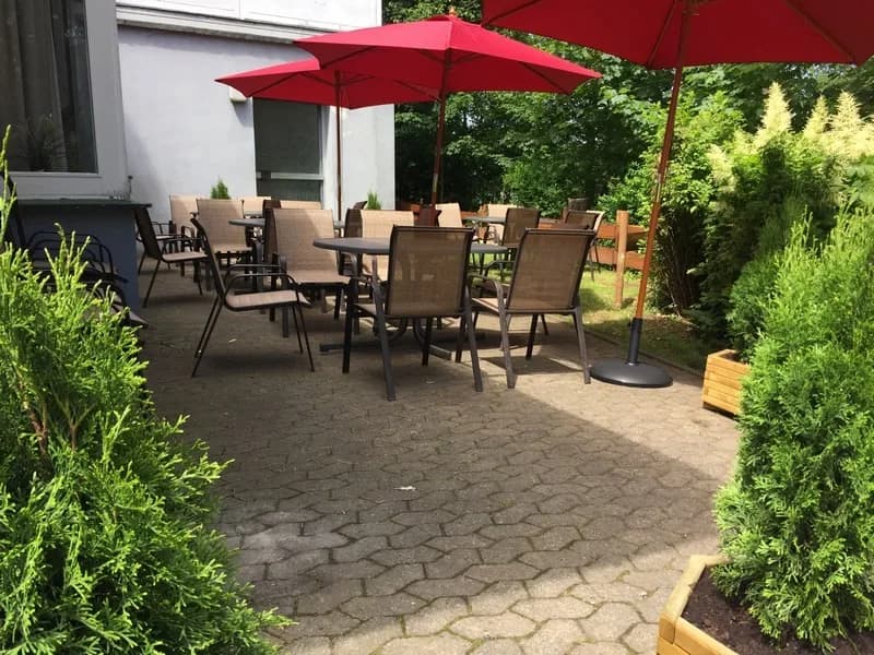 Terrasse mit Sonnenschirmen