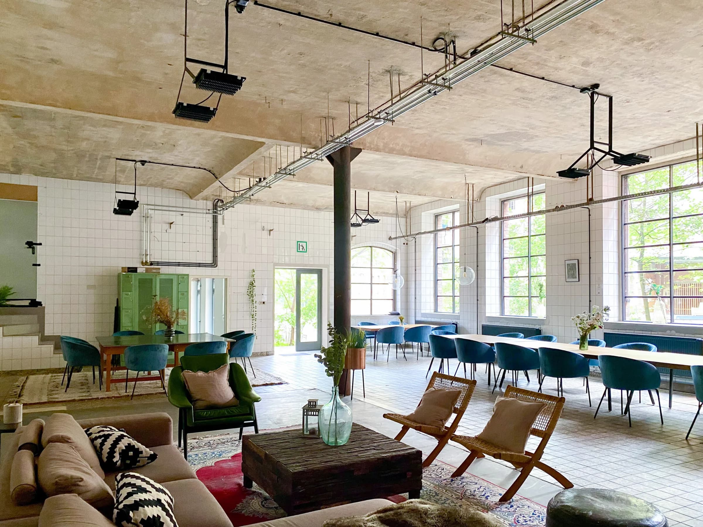 Gemeinschaftsraum mit Sofas und langen Tischen