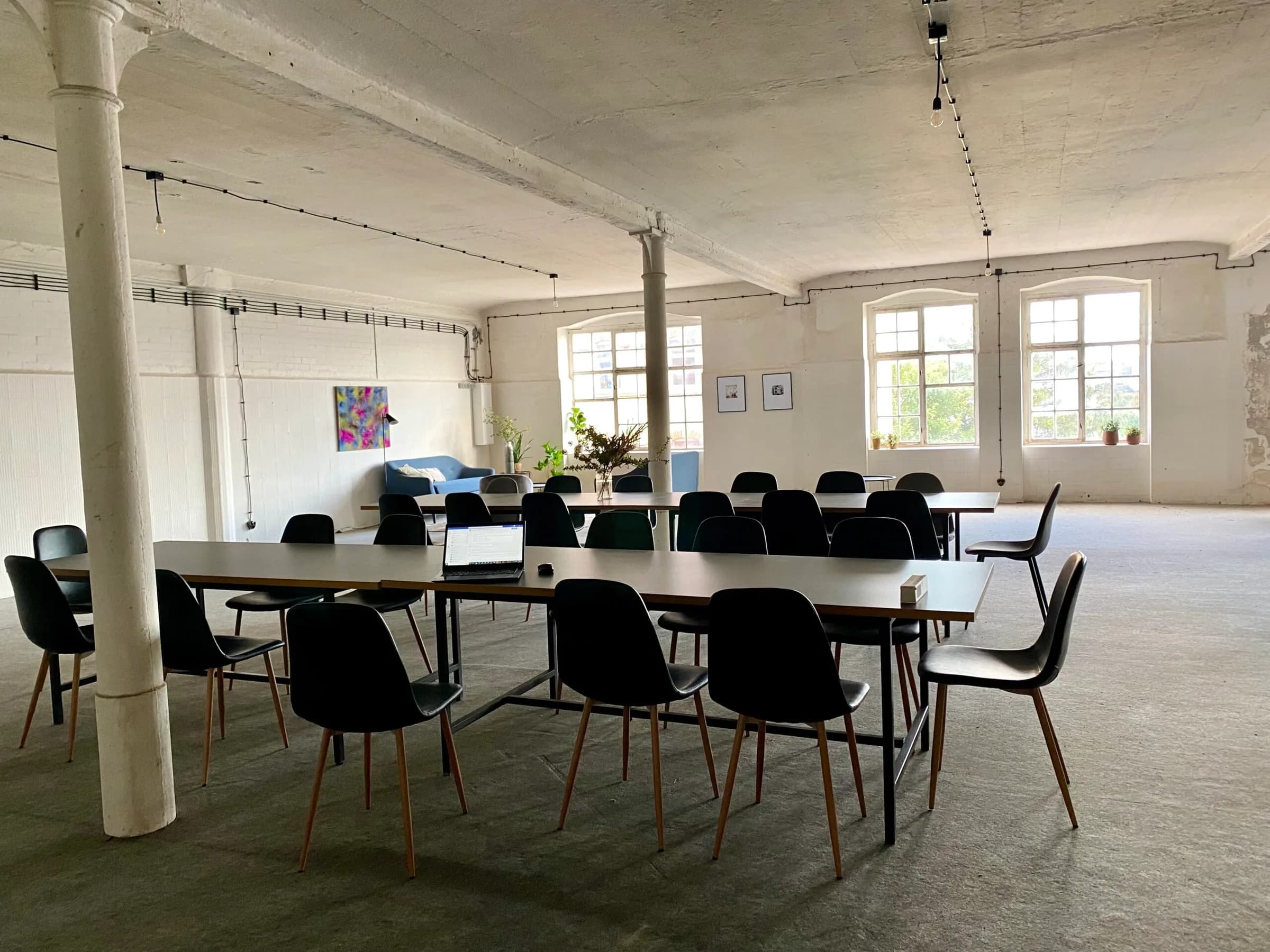 Heller Meetingraum mit Konferenztisch