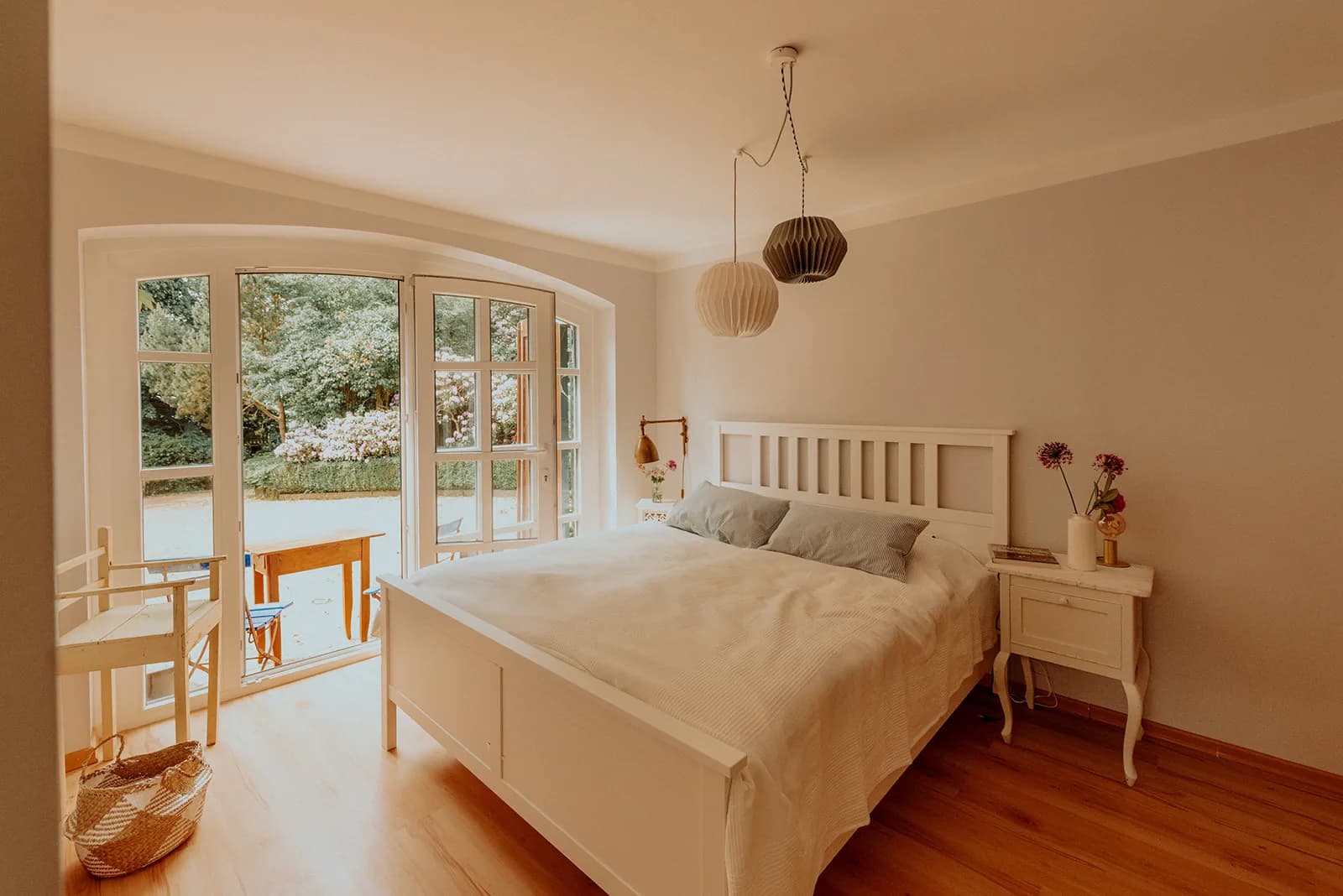 Helles Schlafzimmer mit Blick in den Garten