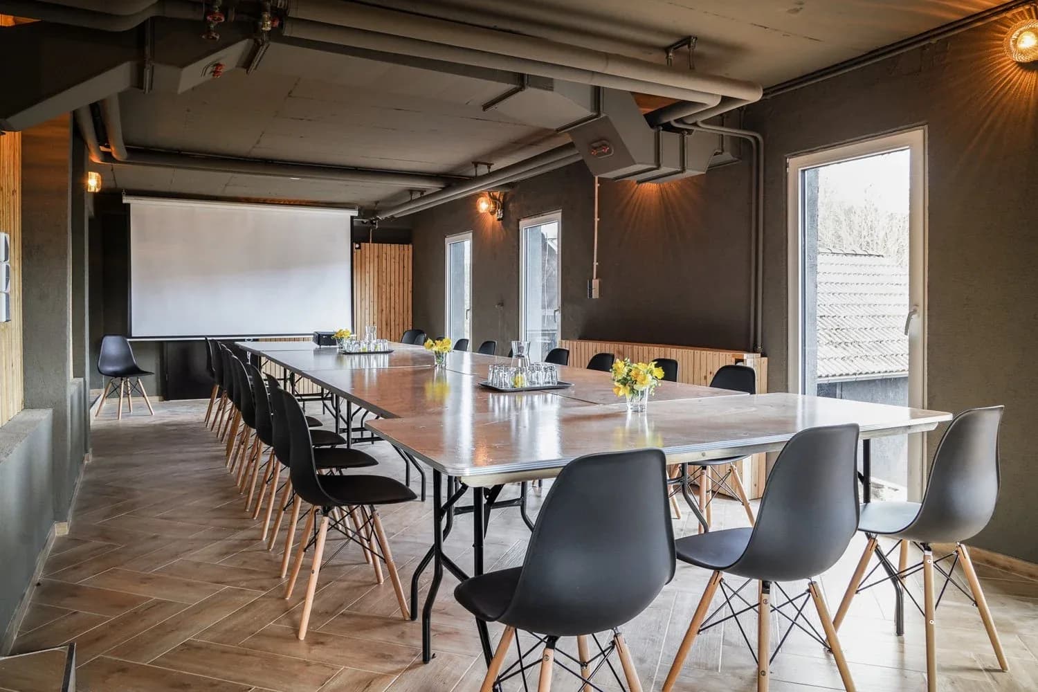 Workspace mit Fenstertüren zum Garten