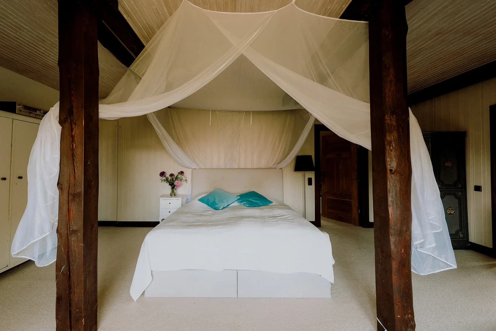 Schlafzimmer unter dem Dach mit Doppelbett