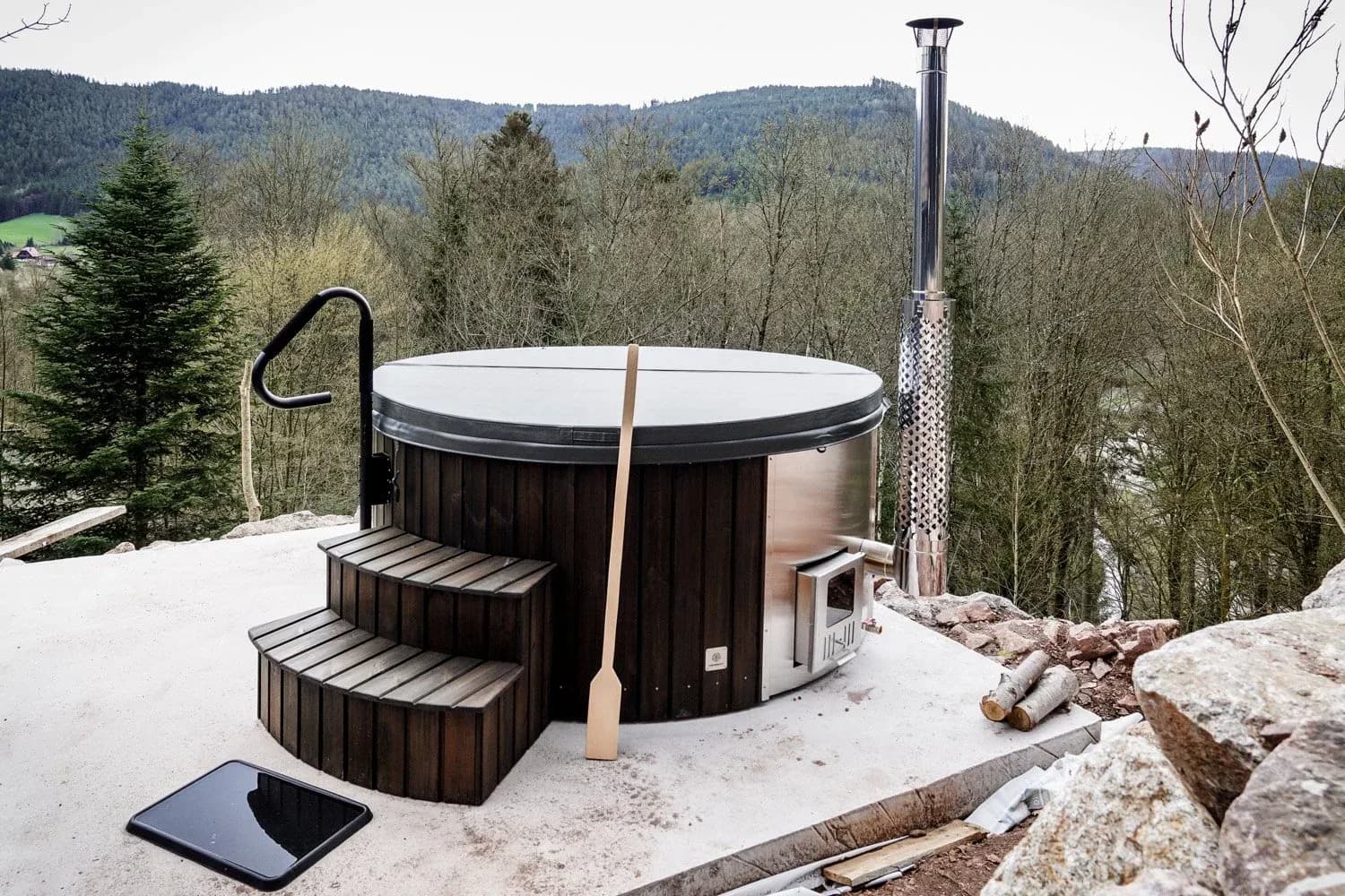 Holzbefeuerter Hot Tub im Garten