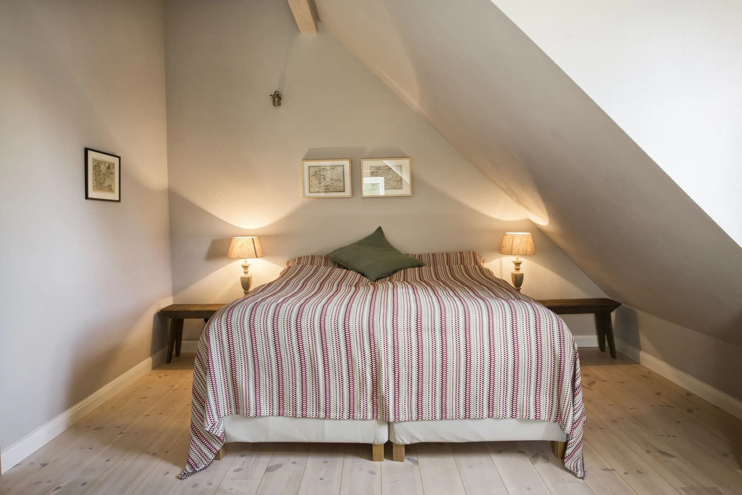 Schlafzimmer mit Doppelbett unter der Dachschräge