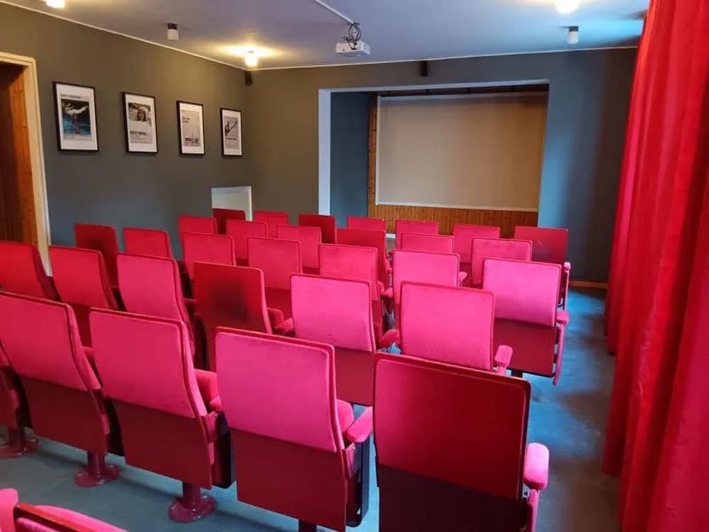 Kinoraum mit Leinwand